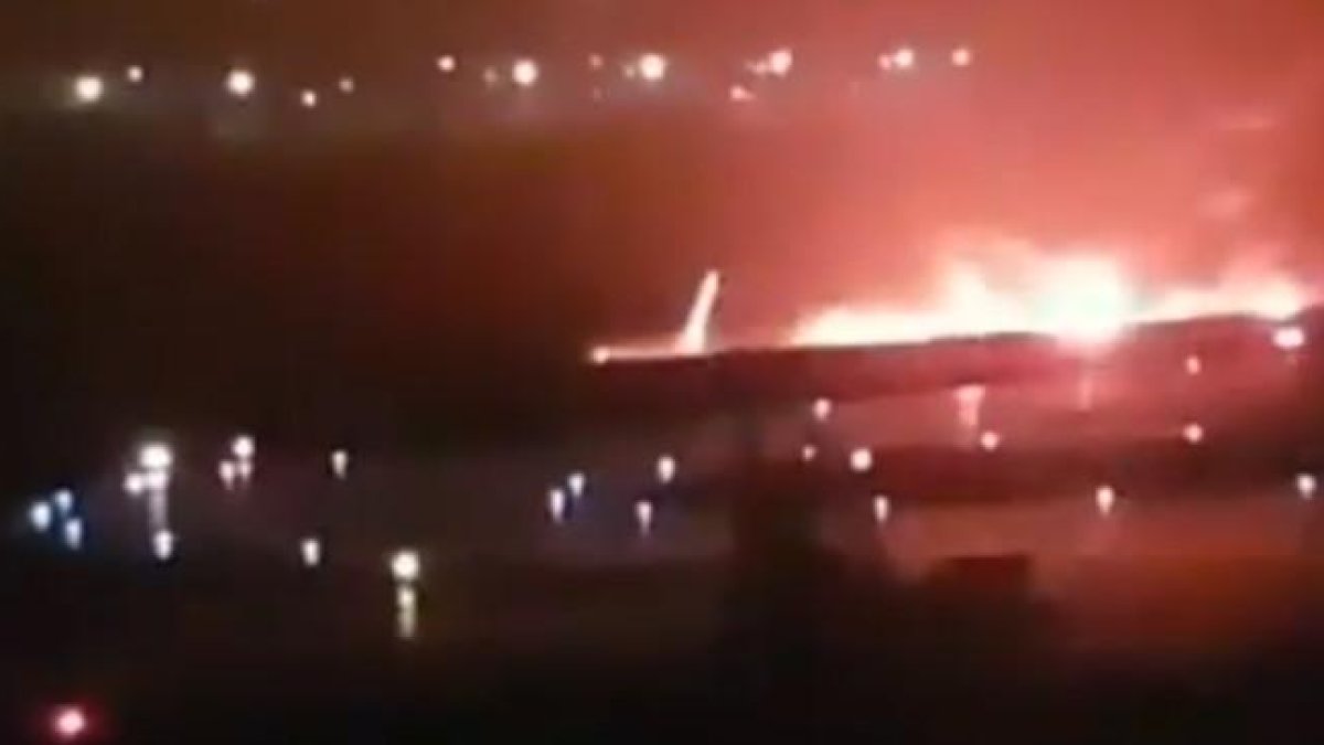 mágenes del avión incendiado tras salirse de la pista en el aeropuerto de Sochi.-