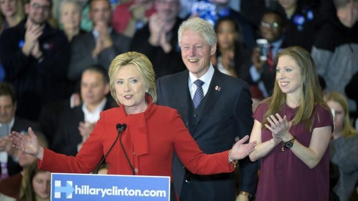 Hillary Clinton, junto a Bill Clinton y su hija Chelsea, durante la noche del caucus demócrata.-EFE / CRAIG LASSIG