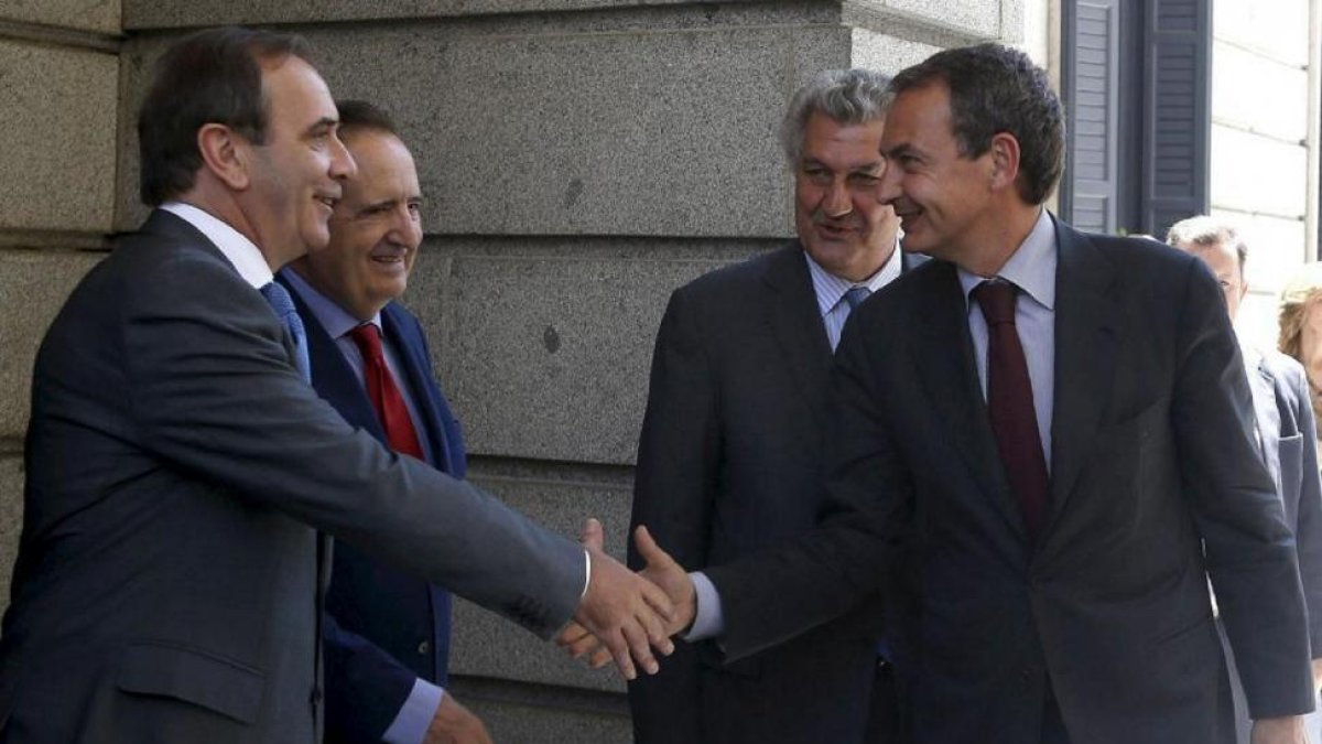 José Antonio Alonso saluda a Zapatero en presencia de Lucas y Posada, en una imagen de archivo.-E. M.