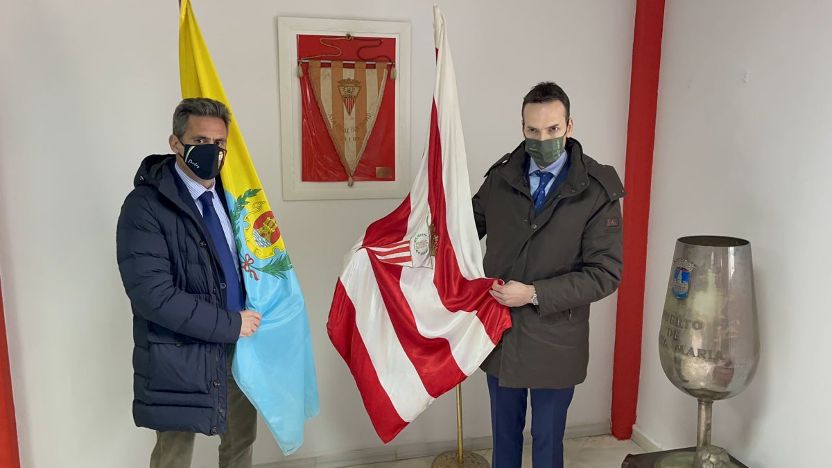 Sancho, a la derecha, posa con la bandera del Algeciras. ALGECIRAS CF
