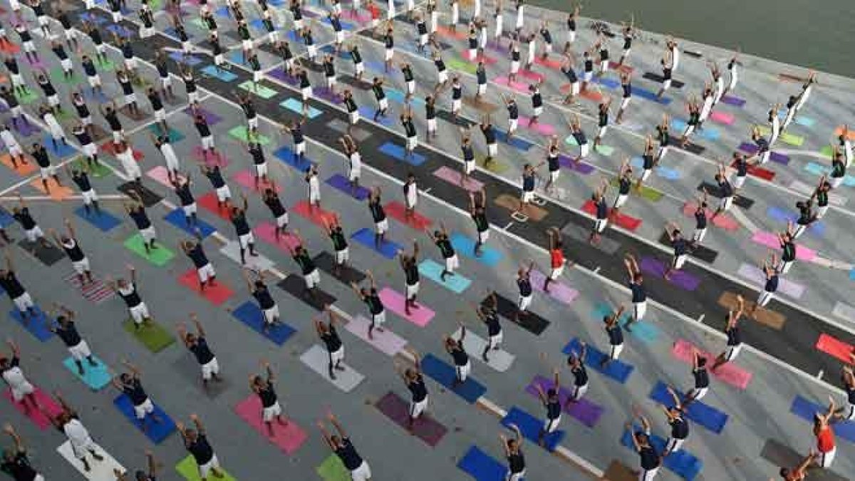 India celebra por quinto año consecutivo un multitudinario Día Internacional del Yoga.-PUNIT PARANJPE