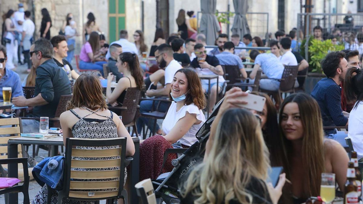 Decenas de personas disfrutan del buen tiempo en las terrazas de la capital. RAÚL G. OCHOA