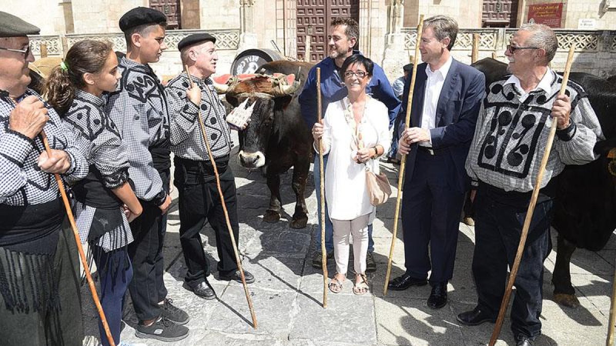 Los participantes en la ruta, con el alcalde de Burgos, Javier Lacalle, y la alcaldesa de pasaia (Guipúzcoa), Izaskun Gómez.-R. ORDOÑEZ / ICAL