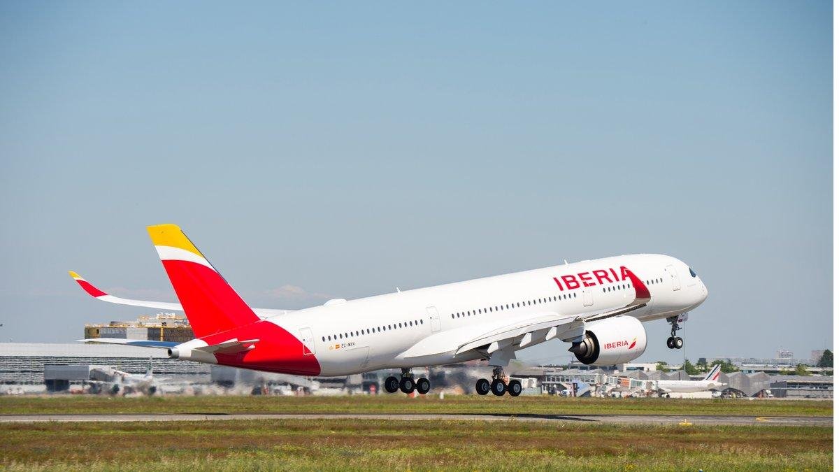 Un avión de Iberia en pleno despegue.-EFE