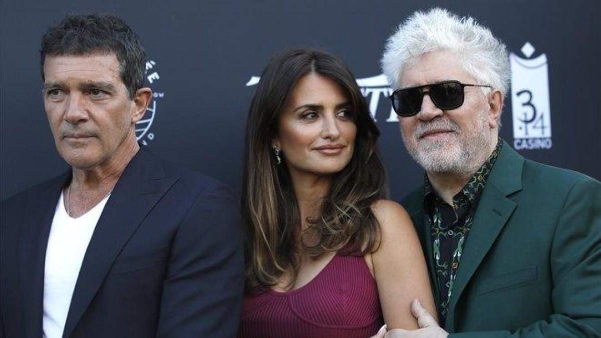Antonio Banderas, Penélope Cruz y Pedro Almodóvar, en Cannes, esta semana.-AP / PETROS GIANNAKOURIS