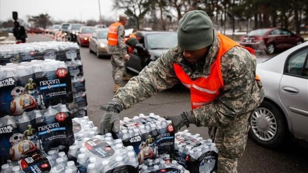 Efectivos de la Guardia Nacional reparten agua embotellada a los habitantes de Flint.-AP / SARAH RICE