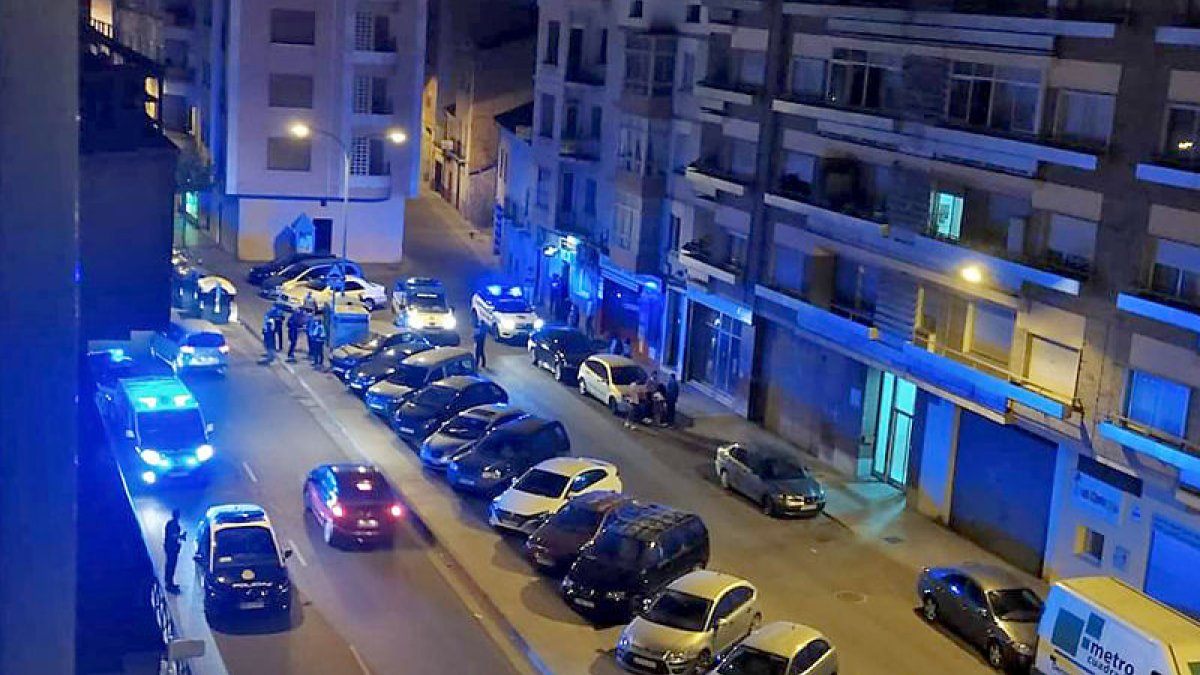 Foto de archivo de una intervención policial en la confluencia con calle Hospicio de Aranda. ECB