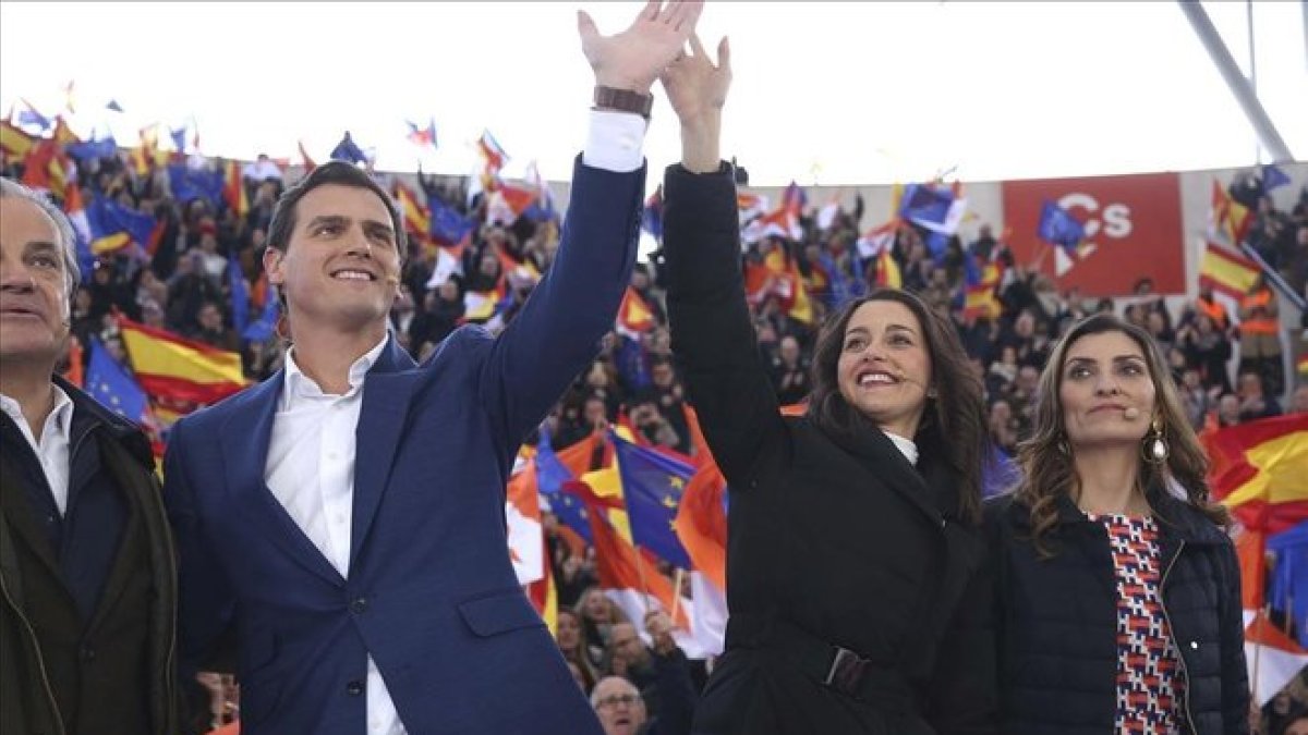 Albert Rivera e Inés Arrimadas saludan a su llegada al mitin que Ciudadanos ha celebrado este domingo en Las Rozaas (Madrid) para presentar su eslogan de campaña.-DAVID CASTRO