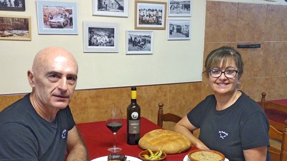 Víctor y Beatriz en una de las mesas del comedor de La Cantinilla con algunos de los platos de su oferta.