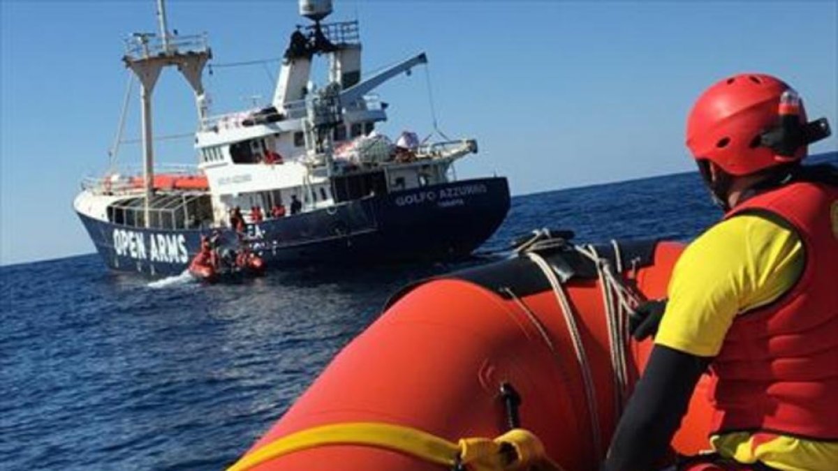 El 'Golfo Azurro', en aguas del Mediterráneo central, en su 11ª misión de rescate de inmigrantes.-