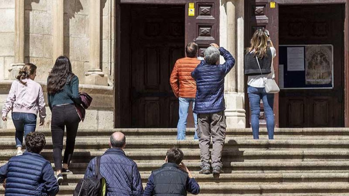 Imagen de un grupo de turistas en la puerta de Sarmental de la Catedral. ECB