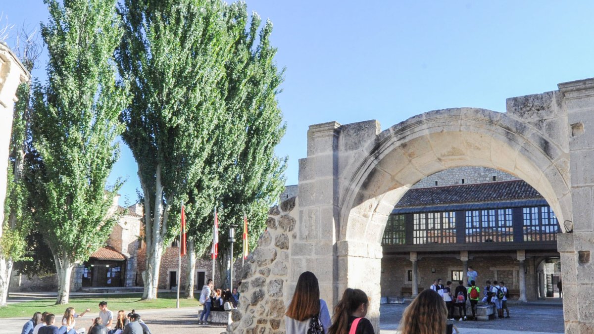 Unas estudiantes caminan por el campus de la Universidad de Burgos, en una imagen de archivo. ISRAEL L. MURILLO