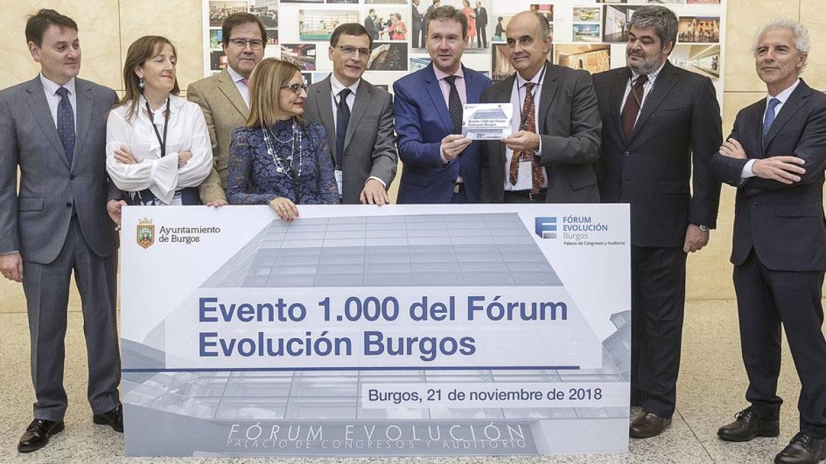 El equipo de Gobierno hace entrega de la placa conmemorativa en referencia al evento número 1.000 del Fórum.-SANTI OTERO