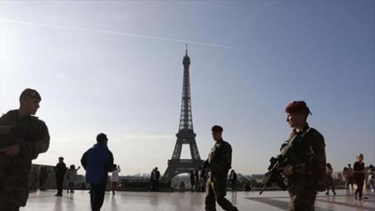 Un militar vigila las inmediaciones de la torre Eiffel, en abril del pasado año.-AFP / LUDOVIC MARIN