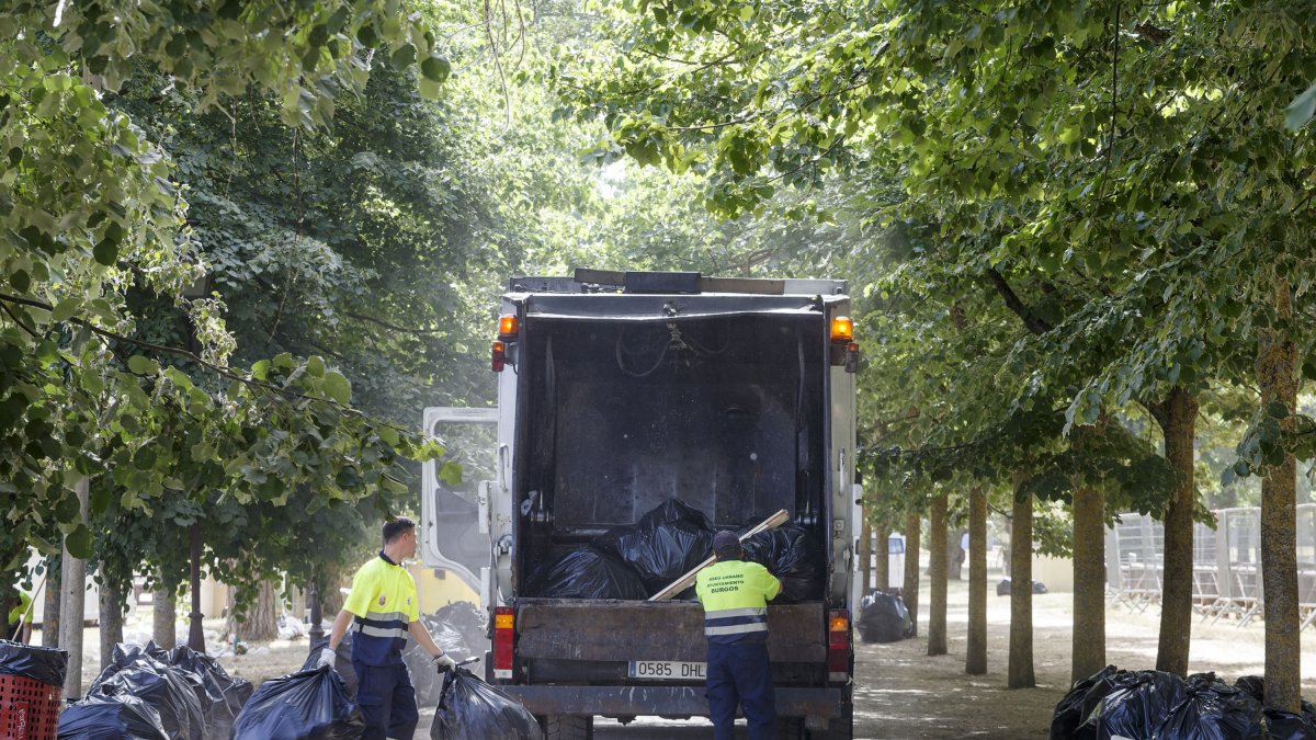 Trabajadores de la recogida de residuos de Burgos en la limpieza del Parral. SANTI OTERO