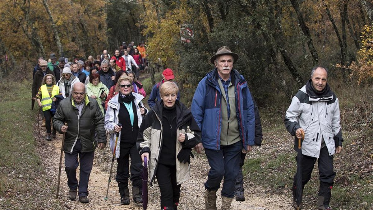 La marcha a pie a los yacimientos de Atapuerca une a los vecinos de las dos localidades cercanas a la trinchera y permite festejar el aniversario de la Declaración de Patrimonio de la Humanidad-SANTI OTERO