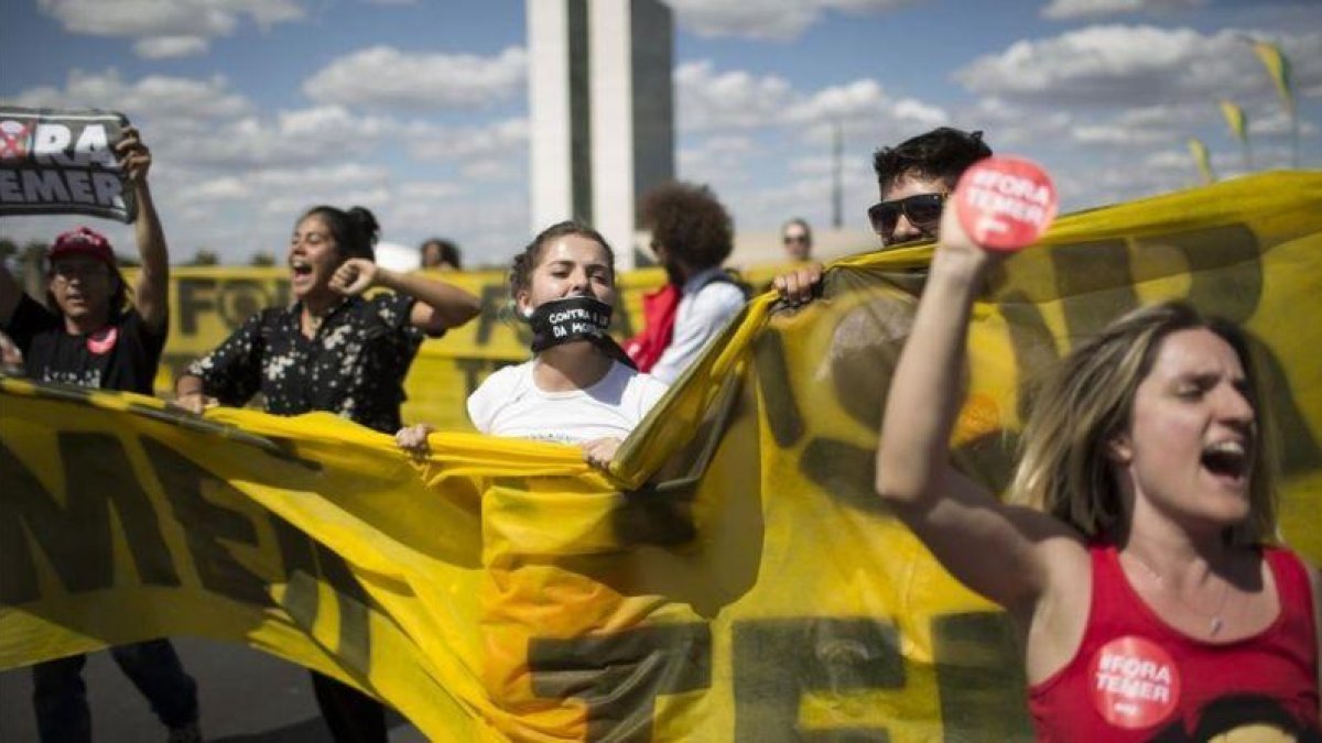 Manifestantes en apoyo a Rousseff en Brasilia.-AP / Leo Correa