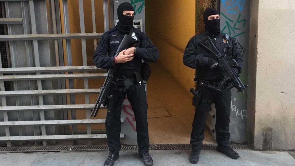 Agentes antiterroristas de los Mossos d'Esquadra.-JOAN CORTADELLAS