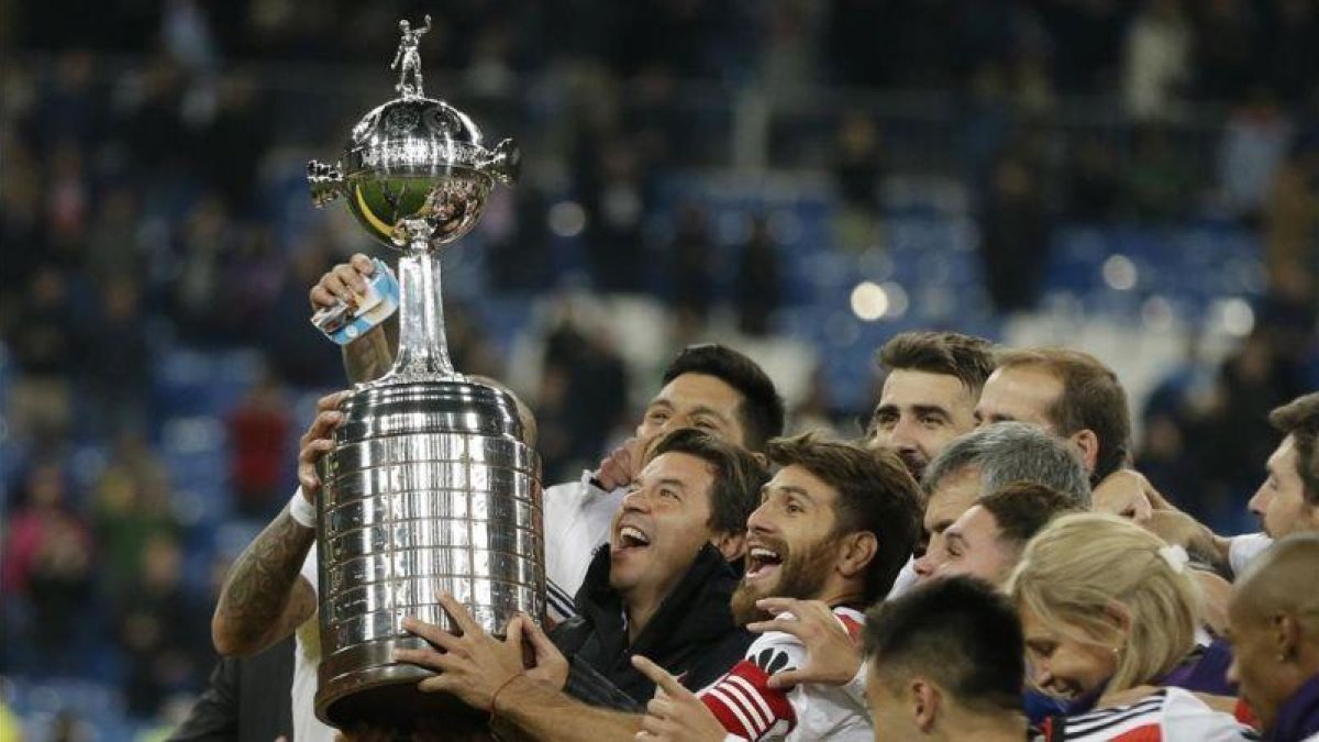 River alzando la Copa Libertadores en el Santiago Bernabéu.-EL PERIÓDICO