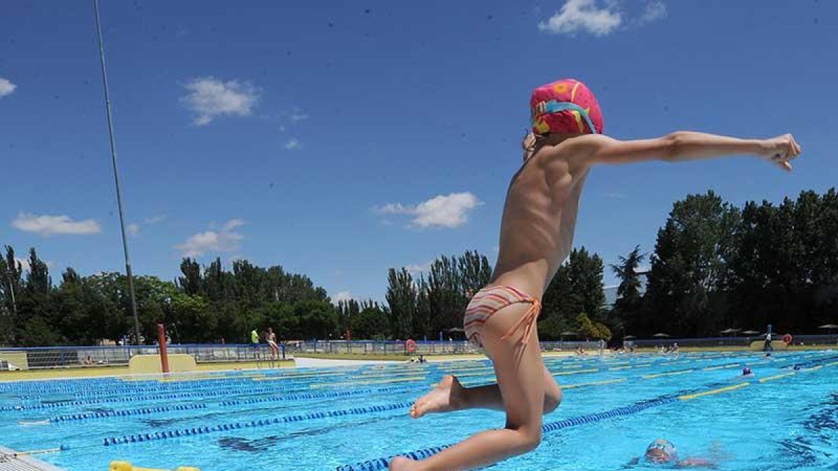 Un niño se lanza a la piscina de Burgos