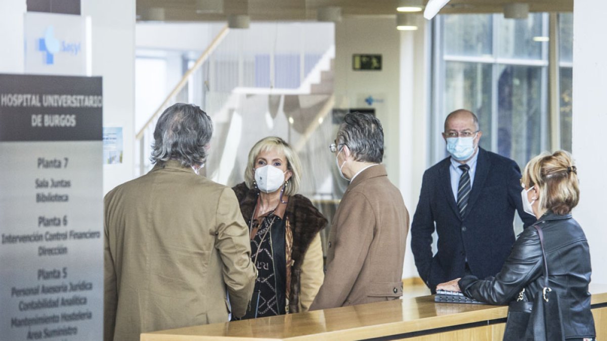 Casado habla con Romo (de espaldas), con Igea al fondo, durante su vista al Hospital Universitario de Burgos. ISRAEL L. MURILLO