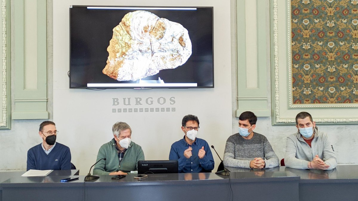 Fidel Torcida, director del Museo de Dinosaurios, y Francisco Azúa, alcalde de Salas, con el equipo científico que ha permitido trasladar el cráneo de dinosaurio a Grenoble. SANTI OTERO