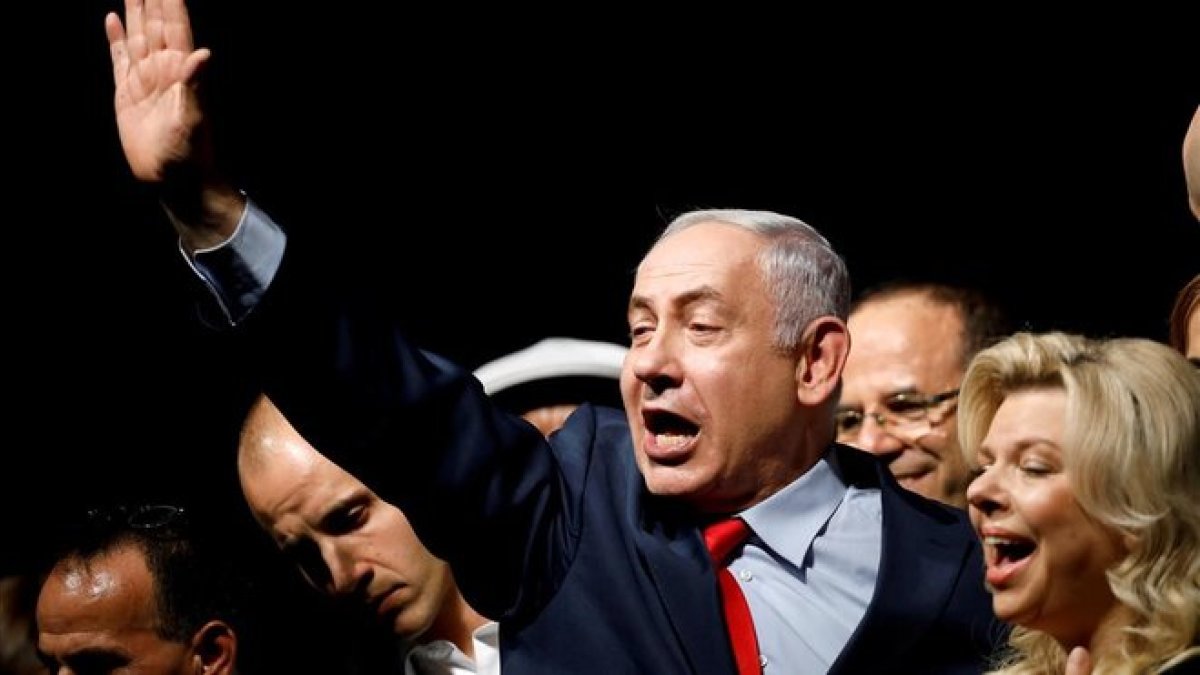 El primer ministro israelí,  Binyamin Netanyahu, con su esposa Sara durante un acto electoral en Tel Aviv.-REUTERS / AMIR COHEN