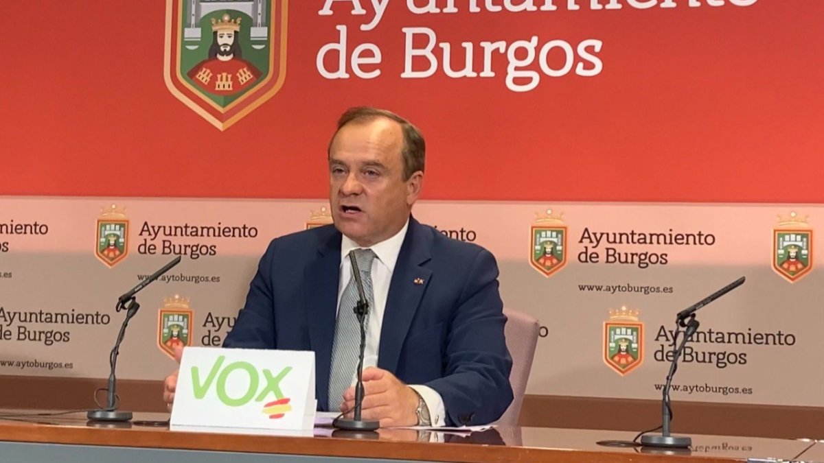 El concejal de Vox Fernando Martínez-Acitores durante una comparecencia. ECB