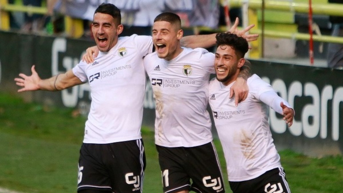Undabarrena, Alarcón y Javi Gómez celebran un gol. RAÚL OCHOA