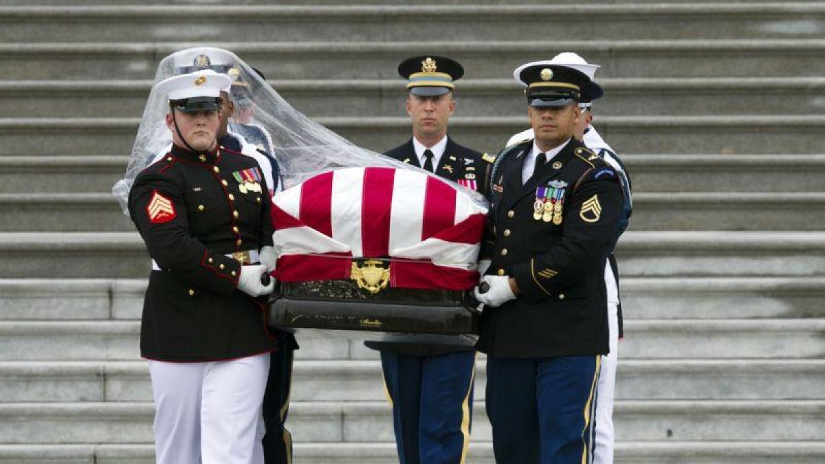 El féretro con los restos de John McCain sale del Capitolio hacia la catedral de Washington.-JOSE LUIS MAGANA (AP)
