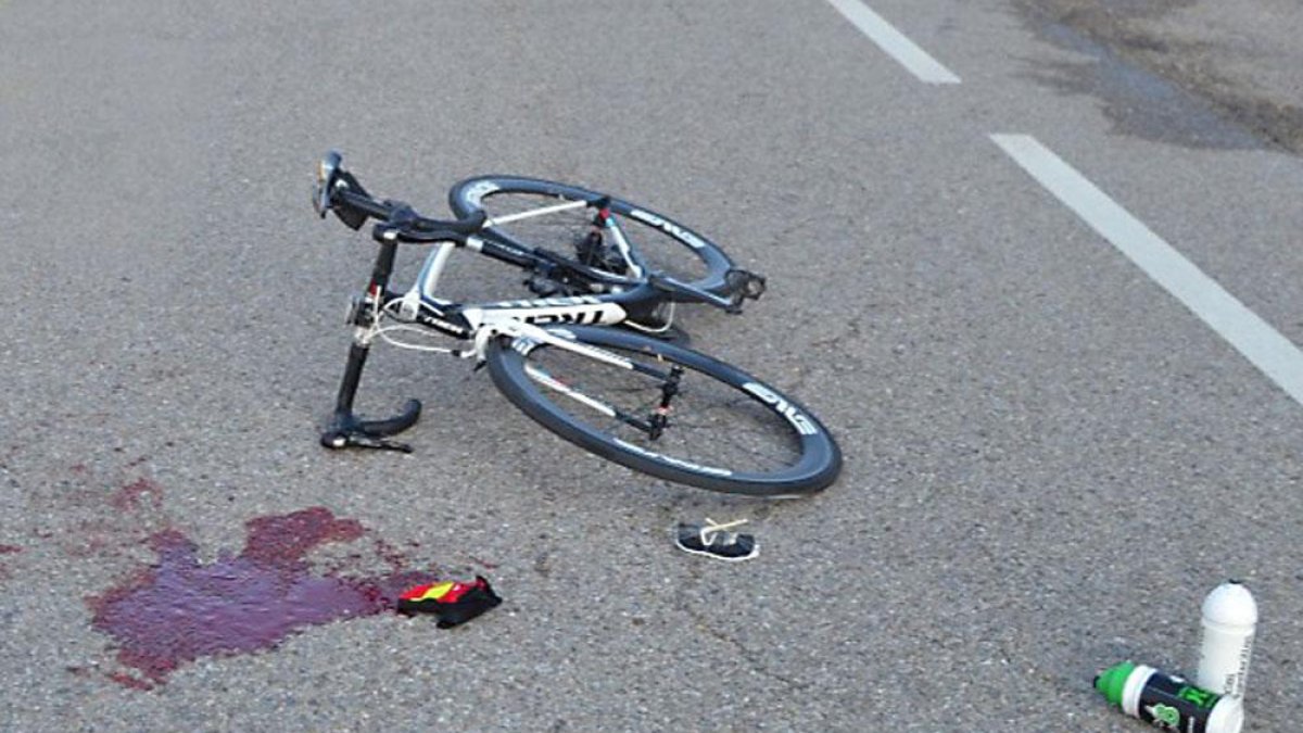 Sangre del ciclista derribado por el coche en la travesía de Tardajos.-ECB