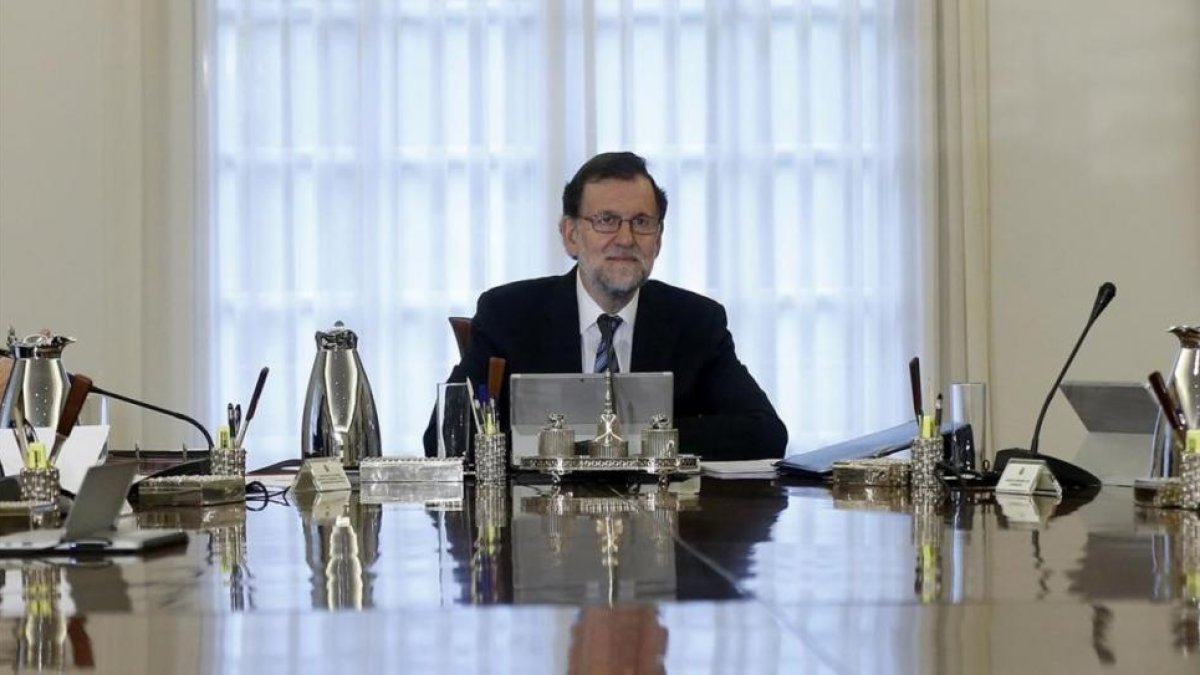 El presidente del Gobierno, Mariano Rajoy, en la primera reunión del Consejo de Ministros de esta legislatura.-EFE / CHEMA MOYA
