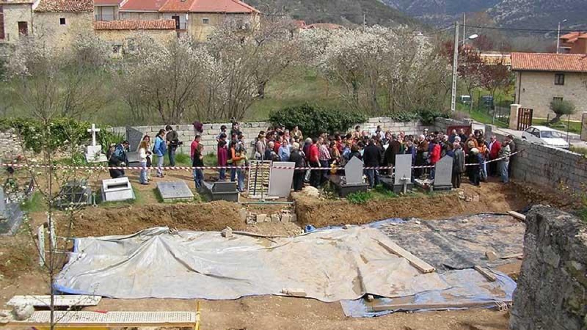 Homenaje a los represaliados en Valdenoceda tras la exhumación, hace más de 10 años, de 114 cuerpos.-EXHUMACIÓN VALDENOCEDA