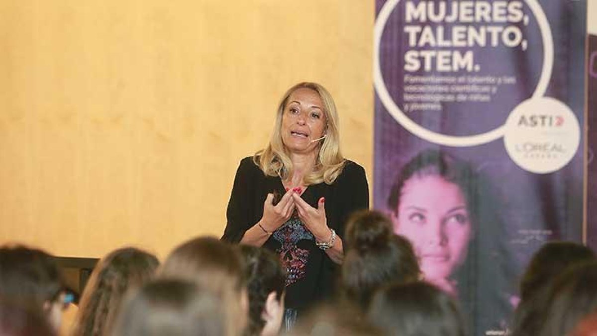 María Helena antolín impartió ayer en el Museo de la Evolución Humana de Burgos una masterclass a las alumnas del proyecto STEM Talent Girl.-RAÚL OCHOA