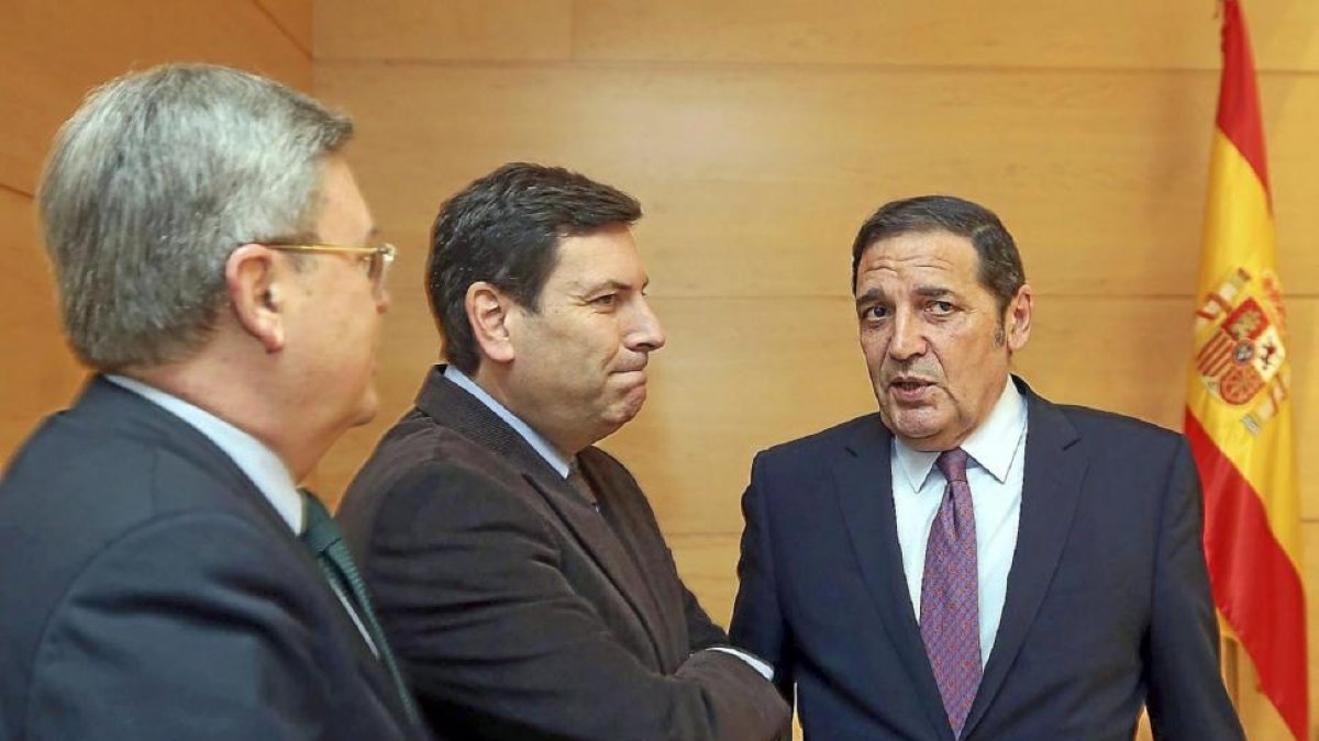 Antonio Sáez (d) con los populares José Manuel Fernández Santiago y Carlos F. Carriedo en  las Cortes-Ical