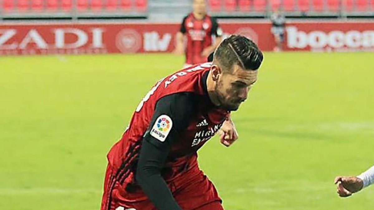 Álvaro Rey durante un encuentro disputado en Anduva.-LALIGA