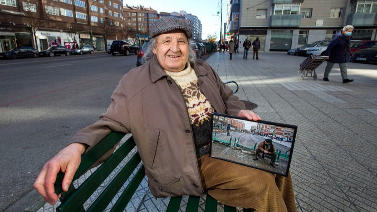Rufino Hernández, sentado en un banco de la calle Vitoria, con la imagen que tanto recurrido tuvo después. TOMÁS ALONSO