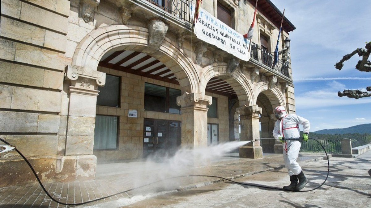 Un operario desinfecta el Ayuntamiento de Quintanar, que pasa a la fase 1 de la desescalada este lunes. ISRAEL L. MURILLO