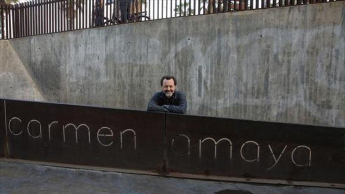 El actor y dramaturgo Manuel Veiga, junto a la placa que recuerda a Carmen Amaya.-ELISENDA PONS