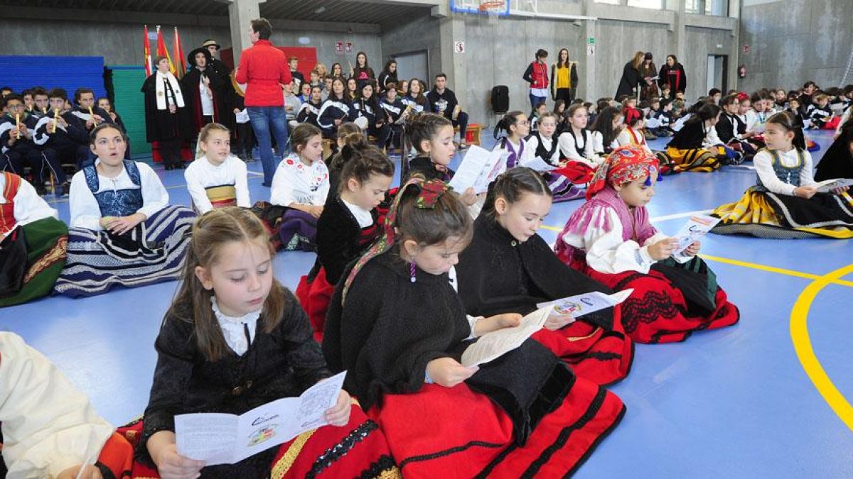 Todos los alumnos del centro educativo participan en esta tradición junto a sus profesores.-ISRAEL L. MURILLO