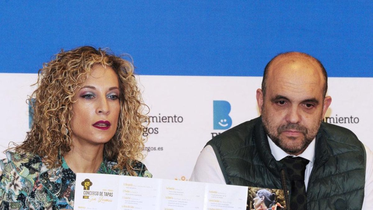 Blanca Carpintero, concejal de Festejos, y Fernando de la Varga, presidente de la Federación de Hostelería.-ISRAEL L. MURILLO