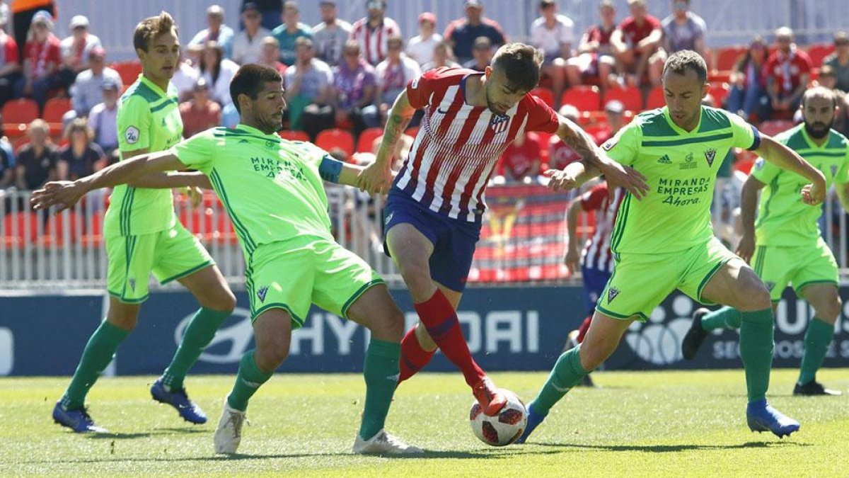 Kijera y Odei presionan a un jugador del Atlético de Madrid B el pasado domingo.-@AtletiAcademia