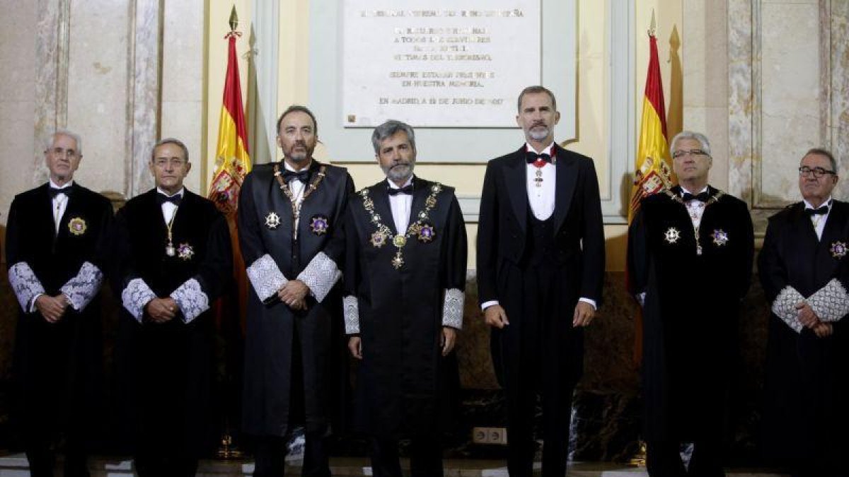 El presidente del Supremo, Carlos Lesmes, a la derecha del Rey, y Luis María Díez-Picazo, a la izquierda del Monarca, en un acto judicial.-EL PERIÓDICO