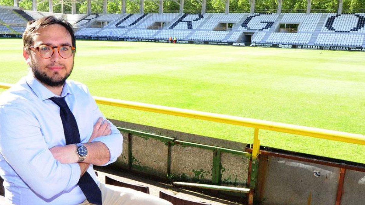 Luis Belli posa en la grada del estadio municipal de El Plantío.-ISRAEL L. MURILLO
