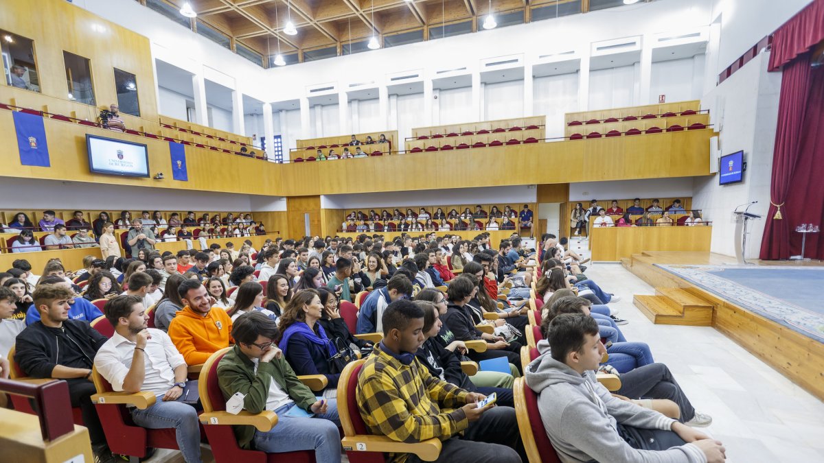El Aula Magna de la UBU acogió el acto de bienvenida a los nuevos alumnos. SANTI OTERO