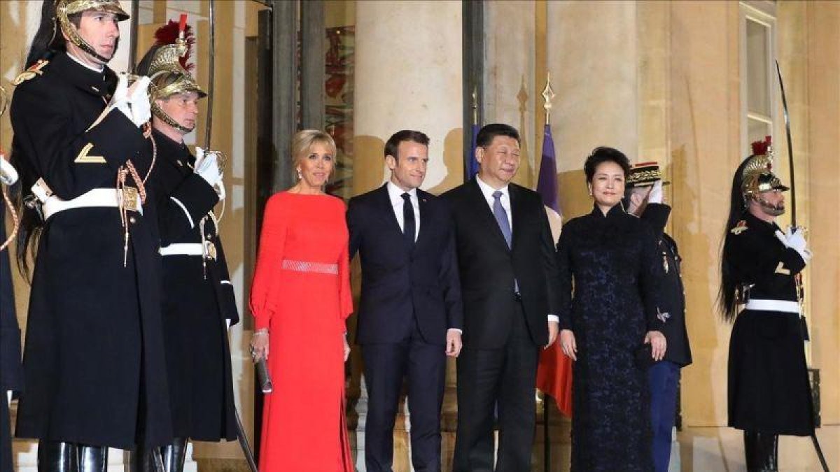Macron y Xi Jinping con sus respectivas esposas, en el Palacio del Elíseo de París-MARIN / AFP
