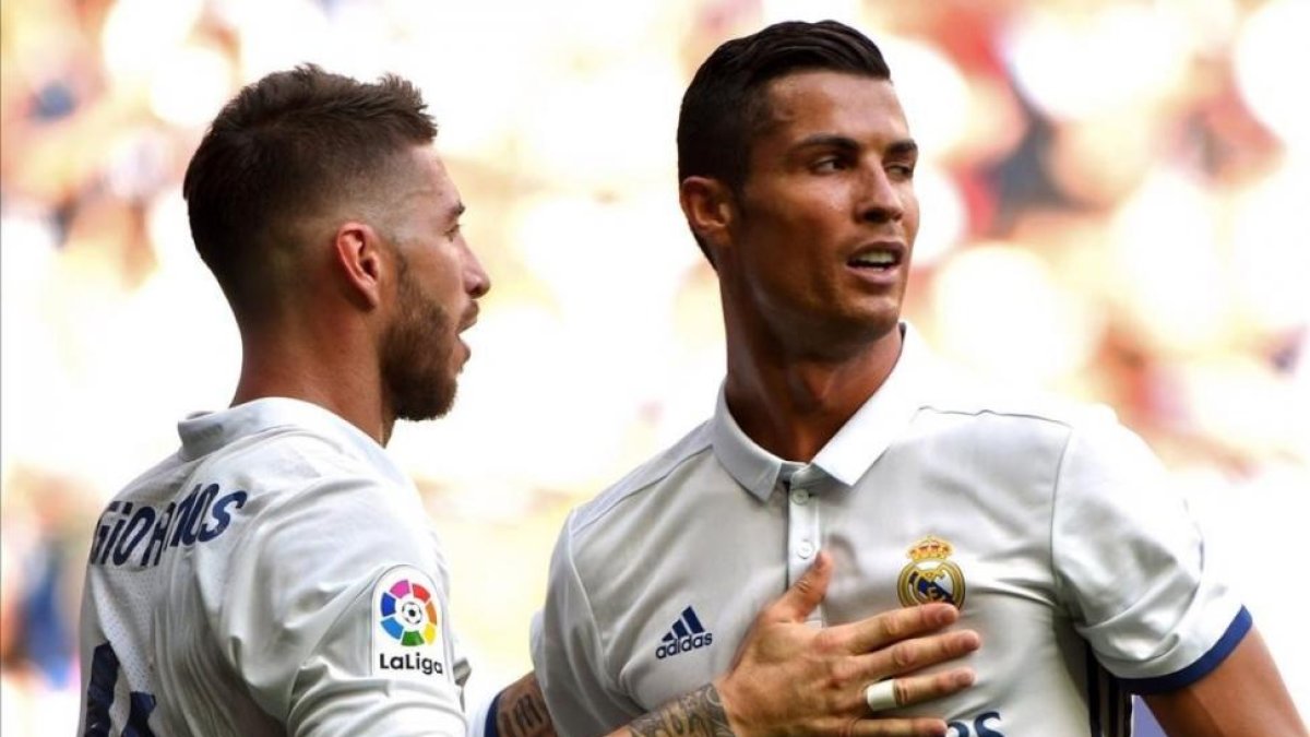Sergio Ramos felicita a Cristiano Ronaldo tras su gol a Osasuna.-GERARD JULIEN / AFP
