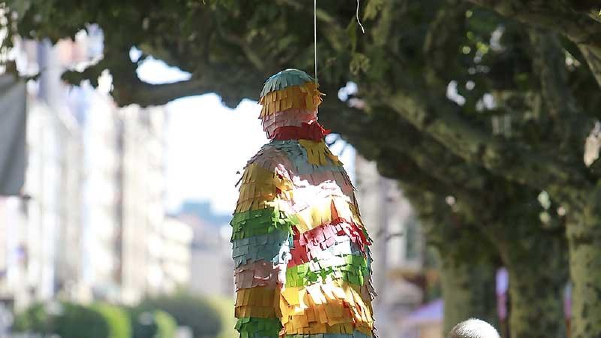 La piñata de Mario Alagueró atrajo al público. Otra cosa es si lo hizo reflexionar.-Raúl Ochoa