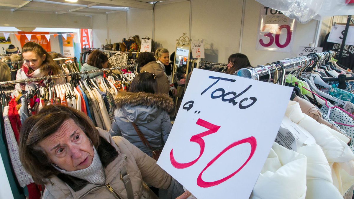 Un mujer mira el precio de una prenda en la Feria de Stock. TOMÁS ALONSO