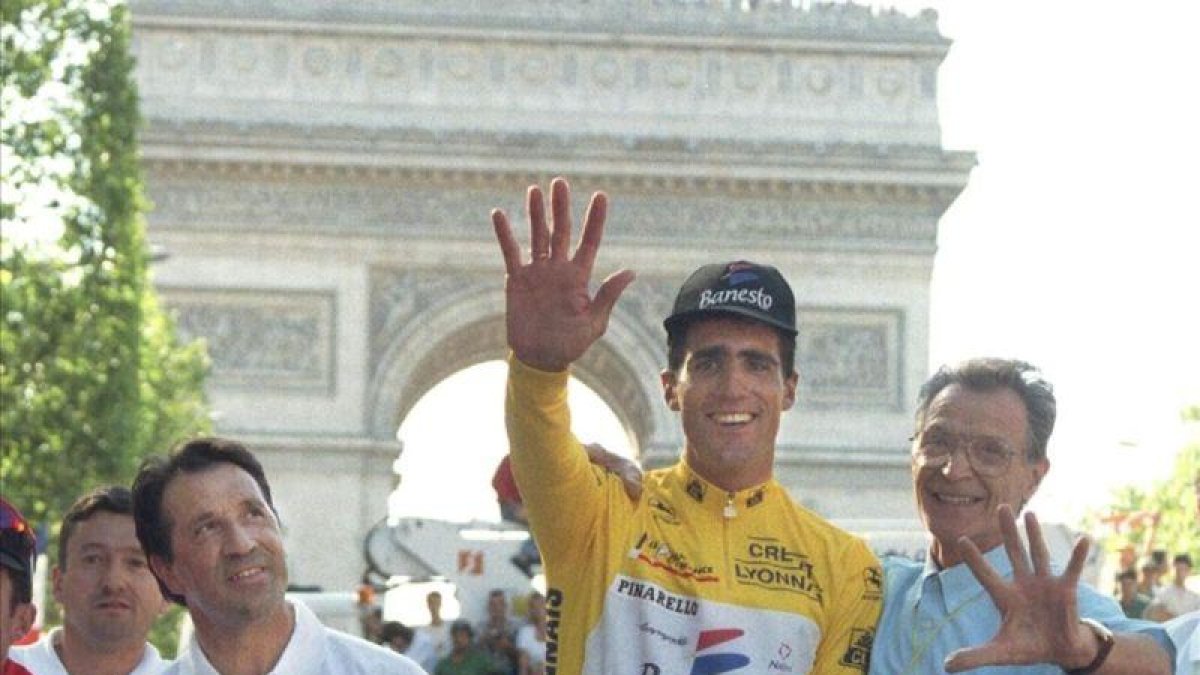 Miguel Induráin, en París, tras ganar el Tour 1995, en compañía de José Miguel Echávarri (izquierda) y Giovanni Pinarello.-REUTERS / PAUL PELISSIER